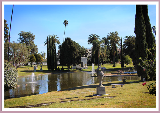 Tombstones_under_palmtrees_2